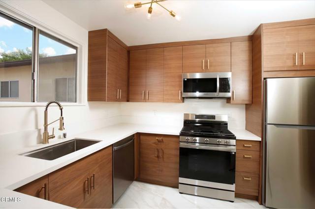 Detail Gallery Image 8 of 29 For 7046 Murietta Ave, Van Nuys,  CA 91405 - 4 Beds | 2 Baths