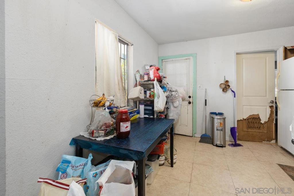 https://media.crmls.org/mediaz/66f208c0-b995-4587-9d0d-345ae078d12f.jpg?preset=X-Large