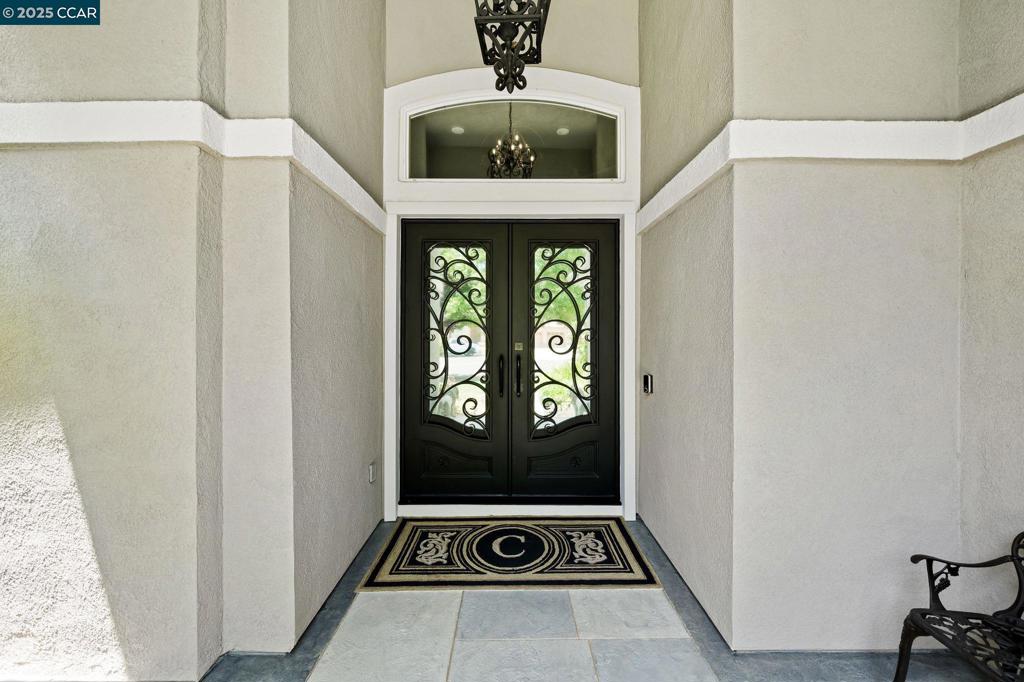 https://media.crmls.org/mediaz/66f21e1a-a36d-4460-98cb-7578cc7a4b5b.jpg?preset=X-Large