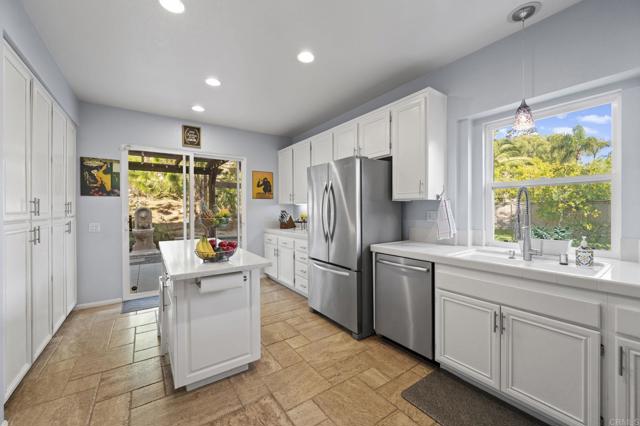 Detail Gallery Image 13 of 47 For 6010 Paseo Alameda, Carlsbad,  CA 92009 - 4 Beds | 2 Baths