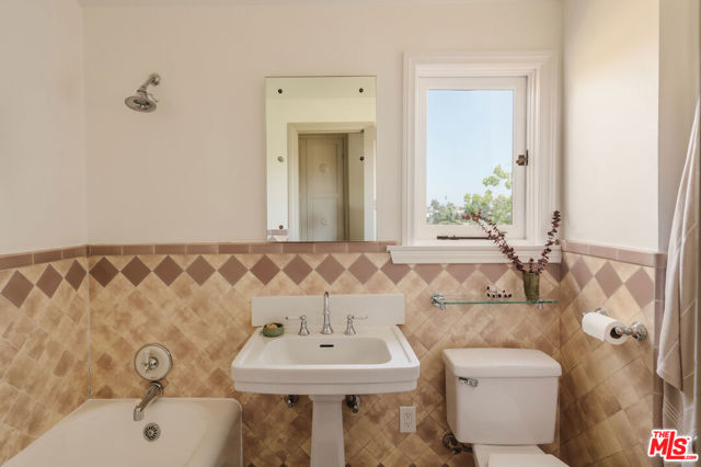 3744 Clayton Avenue, Los Angeles CA: https://media.crmls.org/mediaz/66f33a89-d105-41c5-bce9-445e8943b19a.jpg