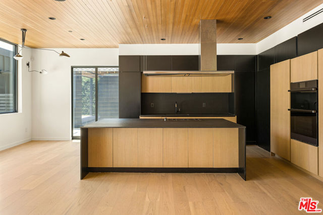 436 N Plymouth Boulevard, Los Angeles CA: https://media.crmls.org/mediaz/66f34550-f692-4a54-809c-d371ef551fb4.jpg
