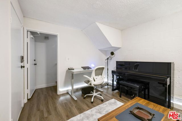 6540 Hayvenhurst Avenue, Lake Balboa CA: https://media.crmls.org/mediaz/66f36ef5-488d-42e2-b1c5-6372f379e4f1.jpg