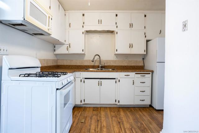 12643 Castle Court Dr, Lakeside CA: https://media.crmls.org/mediaz/66f3c509-876a-4b6c-996b-6a47756f4d69.jpg