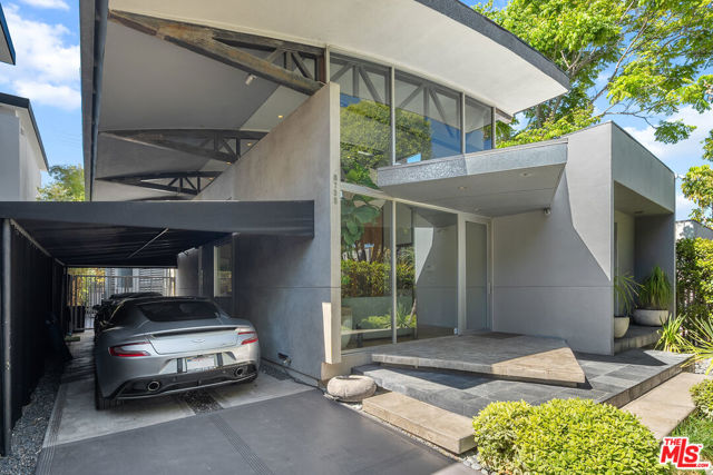 8735 Dorrington Avenue, West Hollywood CA: https://media.crmls.org/mediaz/66f3f6bc-1273-41df-818e-4c582848de34.jpg