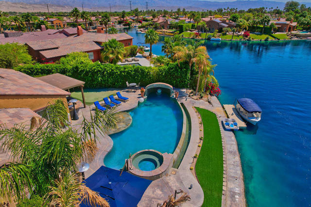 9 Via Santanella, Rancho Mirage CA: https://media.crmls.org/mediaz/66f42f05-9318-4c79-8f5f-9590ba7700ab.jpg