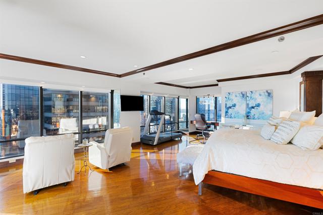 200 Harbor Dr, San Diego CA: https://media.crmls.org/mediaz/66f4c69d-0f26-4895-9ada-eec0dfe6d2a3.jpg