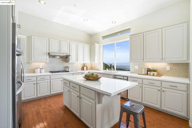 661 Via Rialto, Oakland CA: https://media.crmls.org/mediaz/66f57dca-e386-4f49-87ac-54b2fc135127.jpg