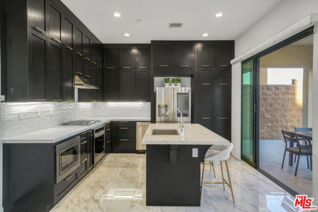 20818 W Bur Oak Circle, Porter Ranch CA: https://media.crmls.org/mediaz/66f7e300-29e5-4aa5-9472-b04978acb600.jpg