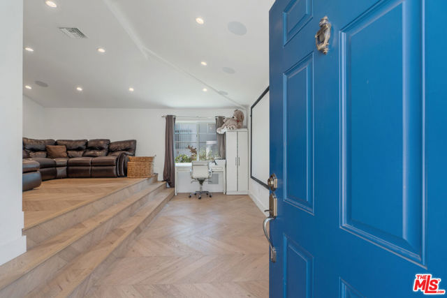 1152 S Windsor Boulevard, Los Angeles CA: https://media.crmls.org/mediaz/66f823da-e94f-443e-bdac-8a9b19109dba.jpg