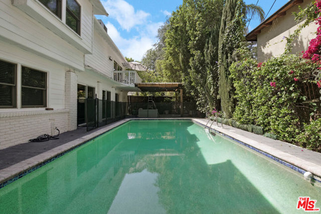 5527 Columbus Avenue, Sherman Oaks CA: https://media.crmls.org/mediaz/66fa274f-5338-47d6-b166-f326dc7d6f7b.jpg