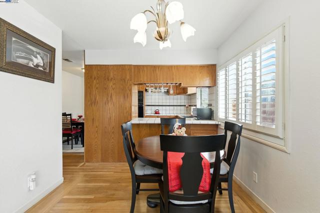 923 90Th Ave, Oakland CA: https://media.crmls.org/mediaz/66fa7ede-ea12-4dcf-8d48-c5d44ec8c5dc.jpg