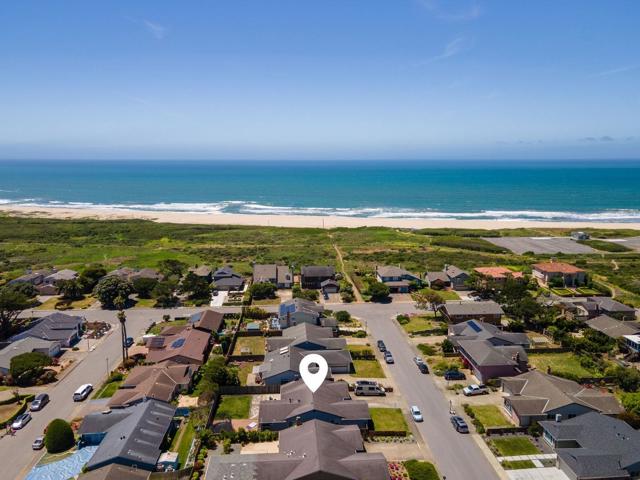 407 Beach Avenue, Half Moon Bay CA: https://media.crmls.org/mediaz/66fa81fd-3055-45e8-8abe-744edc1a1027.jpg