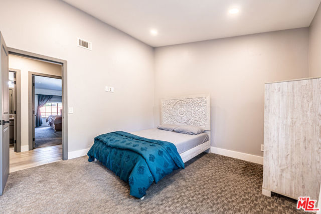 20055 Avenue Of The Oaks, Newhall CA: https://media.crmls.org/mediaz/66fc0790-96cf-45ac-bfae-f2b44131d19e.jpg