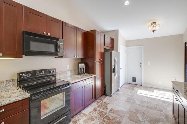 17832 Avenida Cordillera, San Diego CA: https://media.crmls.org/mediaz/66fcdcae-880b-4132-8567-f611593db4ce.jpg