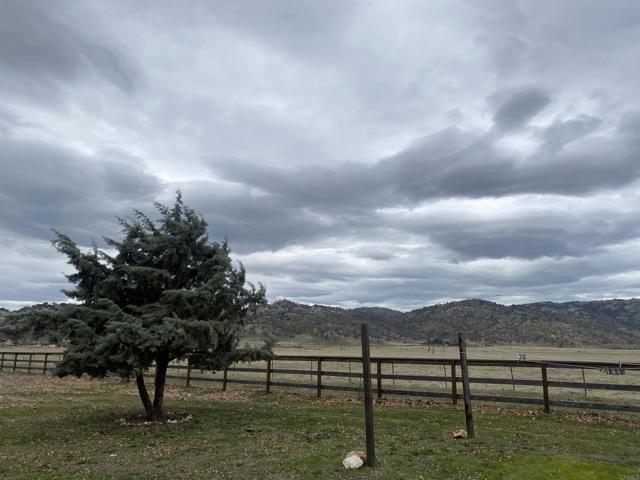 Detail Gallery Image 4 of 34 For 18461 Santa Anita St, Tehachapi,  CA 93561 - 3 Beds | 2 Baths