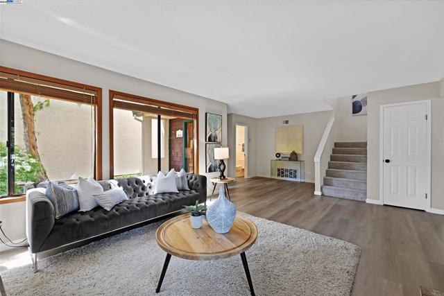 1014 Ironwood Rd, Alameda CA: https://media.crmls.org/mediaz/66fe47f4-2f34-4538-9fff-78c6e5f78214.jpg