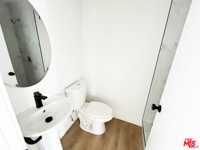 4180 Marlton Avenue, Los Angeles CA: https://media.crmls.org/mediaz/66fee925-a7d2-405b-88cb-a8fec380dff6.jpg