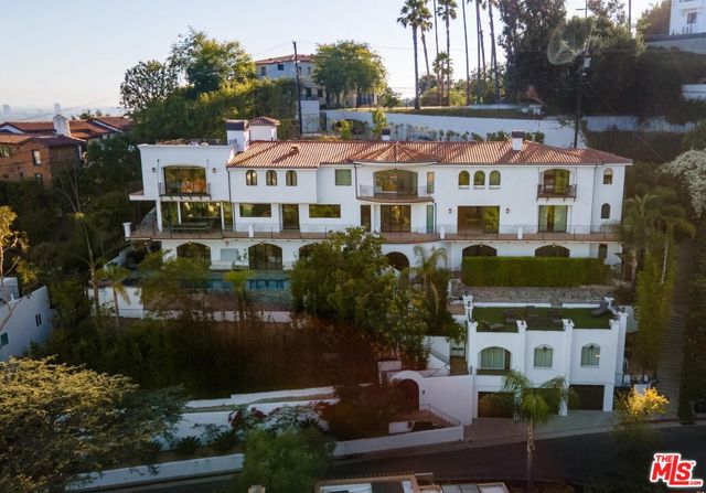 4733 Bonvue Avenue, Los Angeles CA: https://media.crmls.org/mediaz/66fef5f7-2fe4-4e3a-8b23-dcd1d6dea6d1.jpg