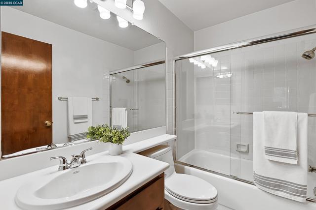 1383 Hull Ln, Martinez CA: https://media.crmls.org/mediaz/66ffb02b-0e34-4f38-bd6f-b0d400880f56.jpg
