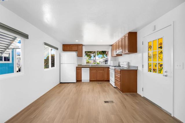 17754 Meekland Ave, Hayward CA: https://media.crmls.org/mediaz/67002eac-ab81-4c84-85de-a1aeebaa3cb3.jpg