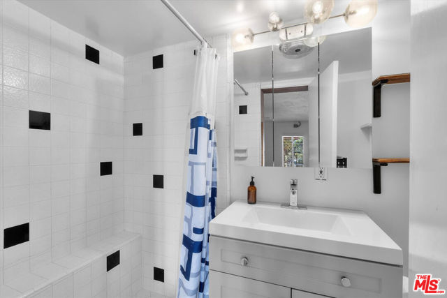 711 Pier Avenue, Santa Monica CA: https://media.crmls.org/mediaz/67003c55-9009-41b9-8163-9aa8e7d4da79.jpg