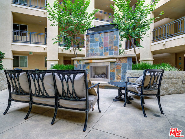 6020 S Seabluff Drive, Playa Vista CA: https://media.crmls.org/mediaz/67003d57-2fd8-4fe7-8e81-715f1ae27ad5.jpg