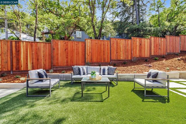 945 Yorkshire Ct, Lafayette CA: https://media.crmls.org/mediaz/67004ac0-7464-4cee-bece-bf67c69616cb.jpg