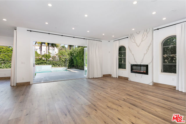 142 N Hamel Drive, Beverly Hills CA: https://media.crmls.org/mediaz/6700776b-d590-4c62-b76c-2fd521ba7314.jpg