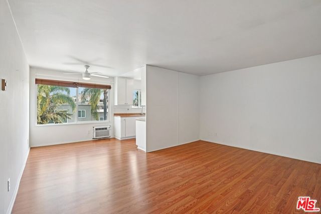 968 Larrabee Street, 212 photo 3