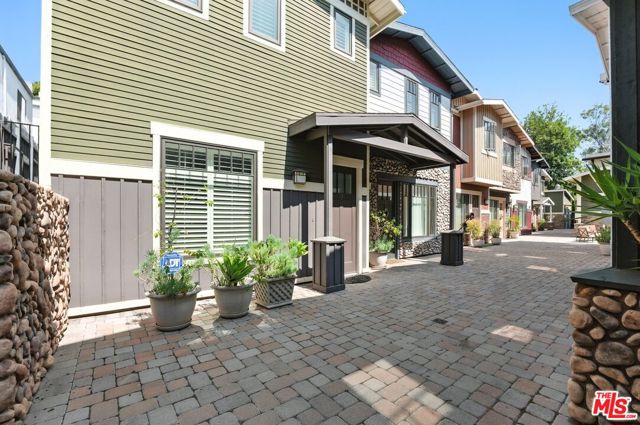 2020 Holly Drive, Los Angeles CA: https://media.crmls.org/mediaz/6700f4b4-b8f2-42d7-8a5e-e50e56bc3e73.jpg