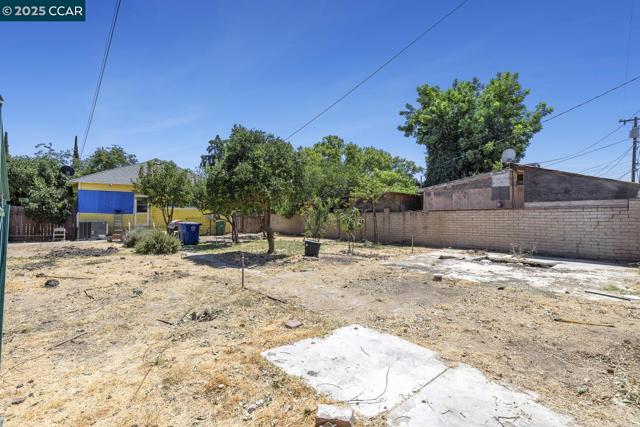 935 E Yosemite Ave, Madera CA: https://media.crmls.org/mediaz/670138e4-d24e-423f-af7f-56f1bbd9f808.jpg