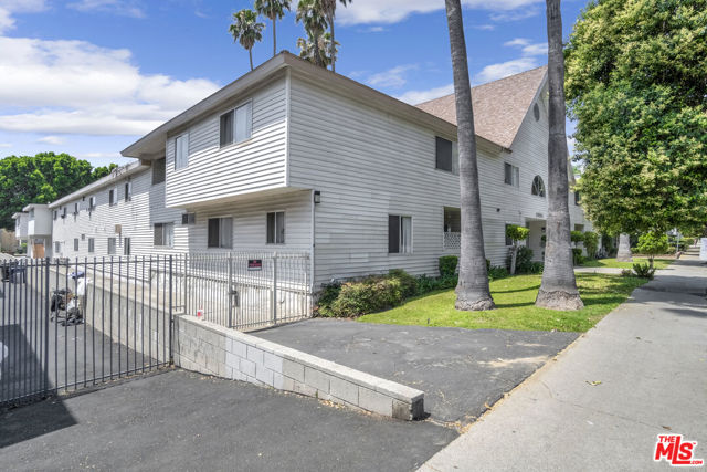 20234 Roscoe Boulevard, Winnetka CA: https://media.crmls.org/mediaz/670140d3-0f05-4f73-89bf-2f32232ba871.jpg