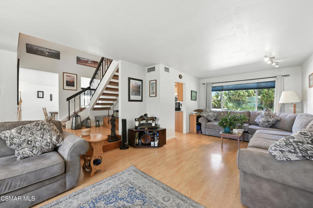 1589 N Alva Circle, Simi Valley CA: https://media.crmls.org/mediaz/6701465a-5558-461b-a58b-9e51915072a0.jpg
