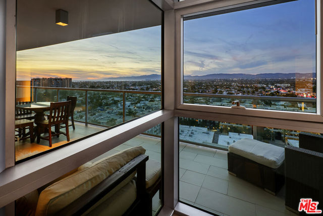 13700 Marina Pointe Drive, Marina del Rey CA: https://media.crmls.org/mediaz/670173e1-a32e-4cc6-aaa1-1835dc2ba5ca.jpg