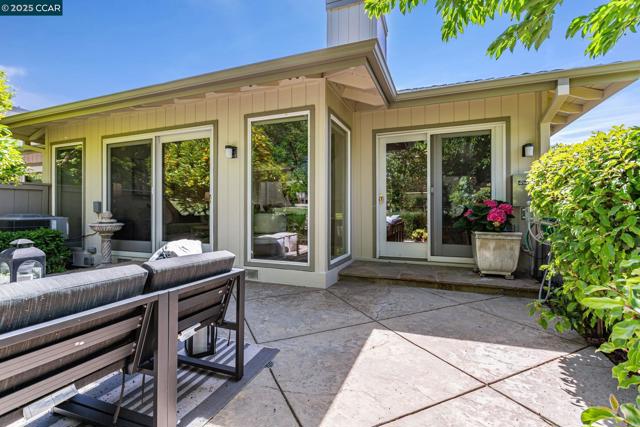 1934 Saint George Rd, Danville CA: https://media.crmls.org/mediaz/670194e7-8124-417a-961a-bd1483d7ab7d.jpg