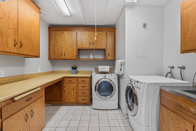924 Magnolia Dr, Alameda CA: https://media.crmls.org/mediaz/6701a2ad-dd5a-43d0-8a08-87a7fe1c79f3.jpg
