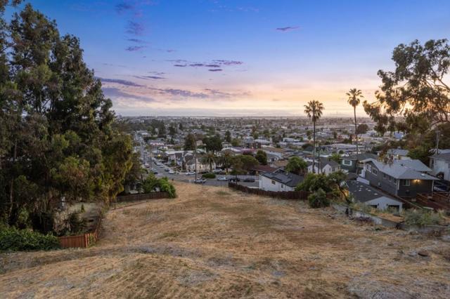 2950 Cumberland Way, Oakland CA: https://media.crmls.org/mediaz/670204d9-646a-4981-99eb-dbc542642211.jpg