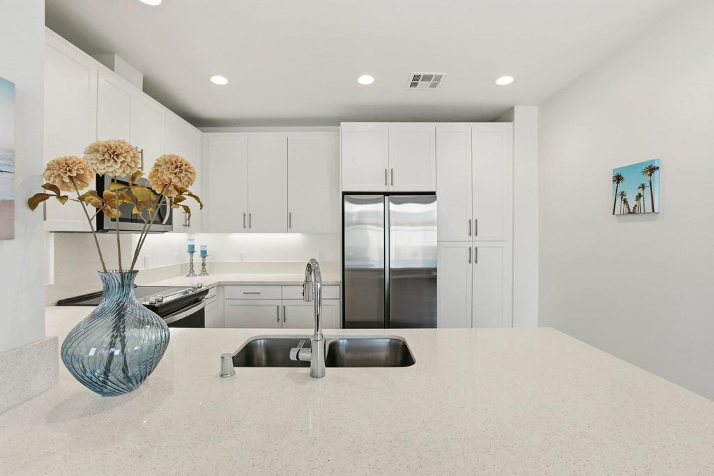 https://media.crmls.org/mediaz/6702505b-ae1d-4d13-8aa5-8987be368dd4.jpg?preset=X-Large