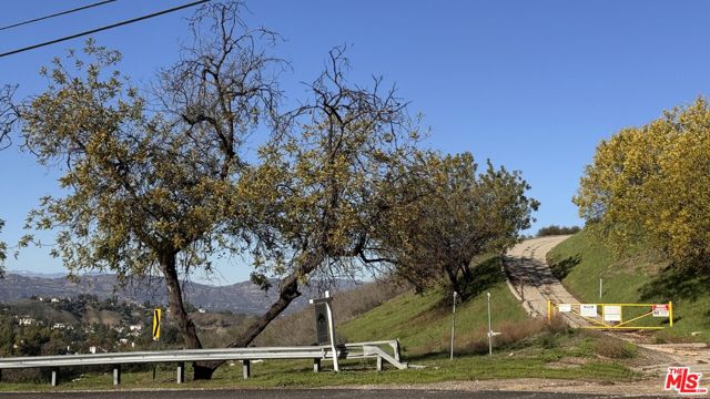 1 N Topanga Canyon Boulevard, Woodland Hills CA: https://media.crmls.org/mediaz/67030993-8ed7-44cb-ba19-ed4bb17e20cf.jpg