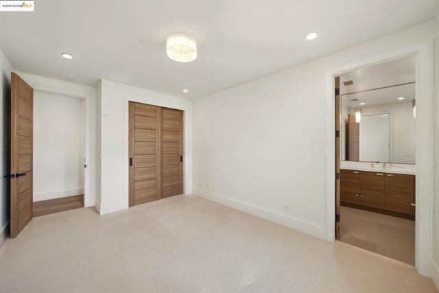 13462 Campus drive, Oakland CA: https://media.crmls.org/mediaz/67031514-544c-46c0-845b-a0ccc839972e.jpg