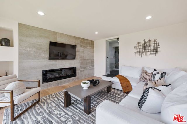 1648 Summitridge, Beverly Hills CA: https://media.crmls.org/mediaz/6703dc64-5397-4f88-b06e-c2bb62afa122.jpg