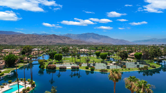 141 Lake Shore Drive, Rancho Mirage CA: https://media.crmls.org/mediaz/6704194e-7da3-4a53-82d4-0a4f9a9ad7cb.jpg