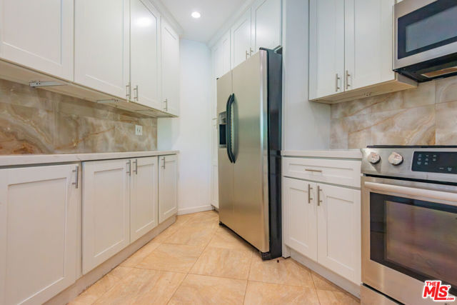 458 N Oakhurst, Beverly Hills CA: https://media.crmls.org/mediaz/67045d4e-06ba-45f4-9cb8-06ef972b31e4.jpg