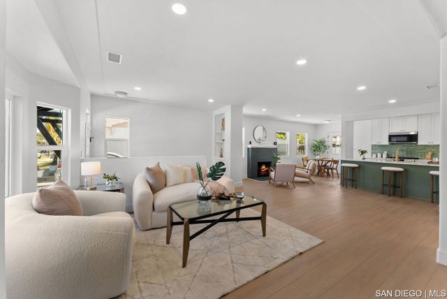 4642 Aragon DR, San Diego CA: https://media.crmls.org/mediaz/6705a14f-8a82-49e1-a12c-ba8b10fcb012.jpg