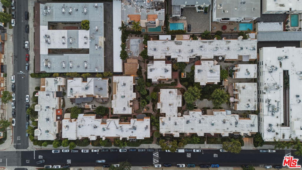 https://media.crmls.org/mediaz/6705a7f6-0017-49b0-a7c9-2b51c88e207c.jpg?preset=X-Large