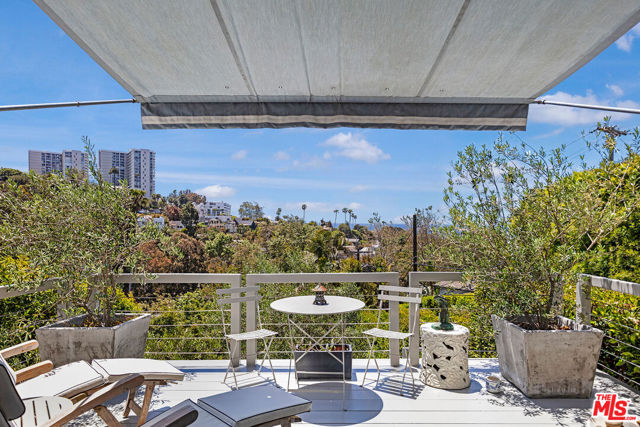 271 Amalfi Drive, Santa Monica CA: https://media.crmls.org/mediaz/67077b67-39bd-4e0a-b59d-1fe96f6b9920.jpg
