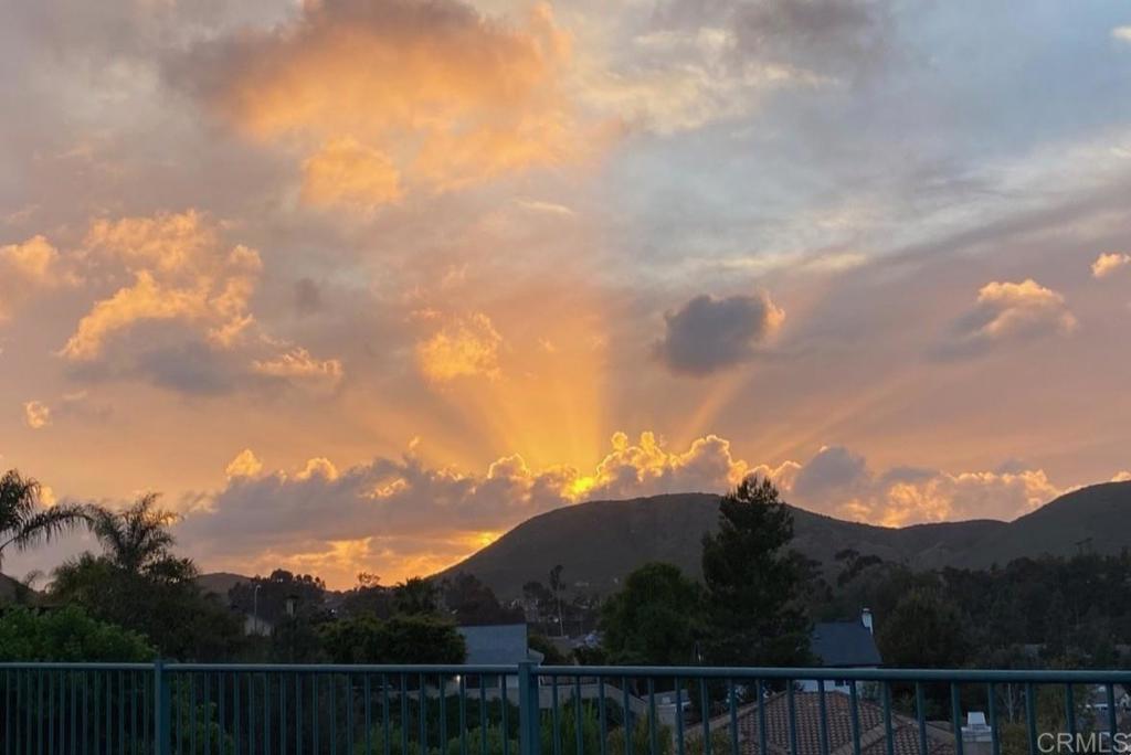 https://media.crmls.org/mediaz/67083d0e-5fa4-4202-8b34-3cae072957cb.jpg?preset=X-Large