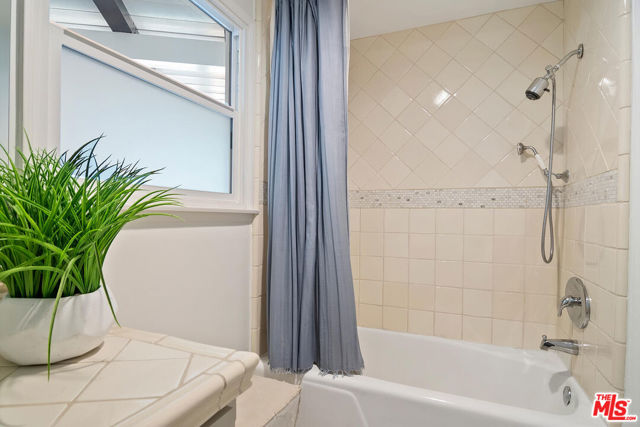 4909 Encino Terrace, Encino CA: https://media.crmls.org/mediaz/67088fdf-eef0-4aab-b233-ab9896d1ca36.jpg