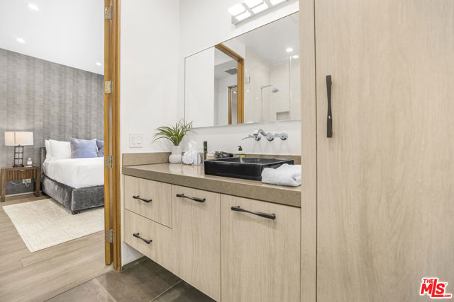 5304 Louise Avenue, Encino CA: https://media.crmls.org/mediaz/6708927f-df39-4ac6-ae81-8f727b93eec2.jpg